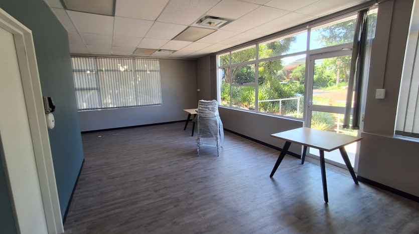 Upscale Commercial Building in La Lucia On Auction Property Images