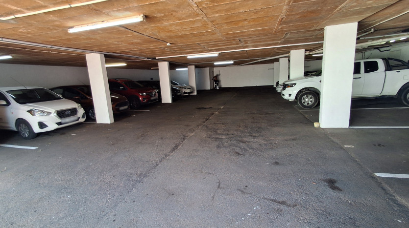 Upscale Commercial Building in La Lucia On Auction Property Images