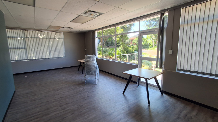 Upscale Commercial Building in La Lucia On Auction Property Images