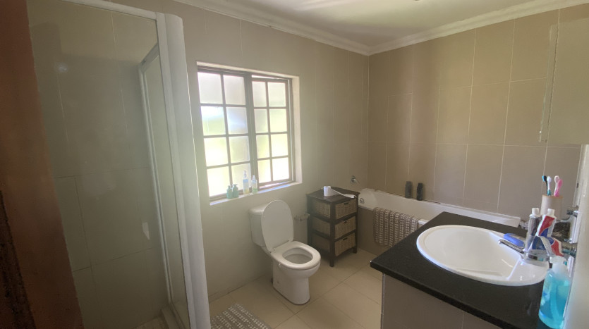 Elegant 4 Bedroom Home in Camelot Estate Property Images