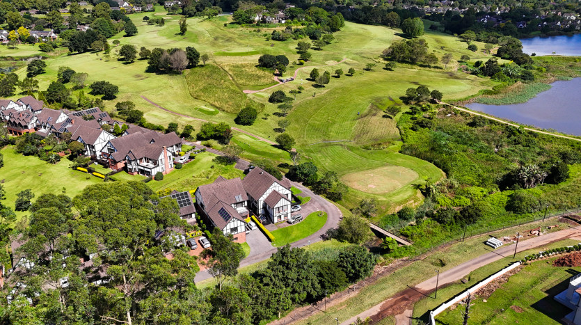 Elegant 4 Bedroom Home in Camelot Estate Property Images