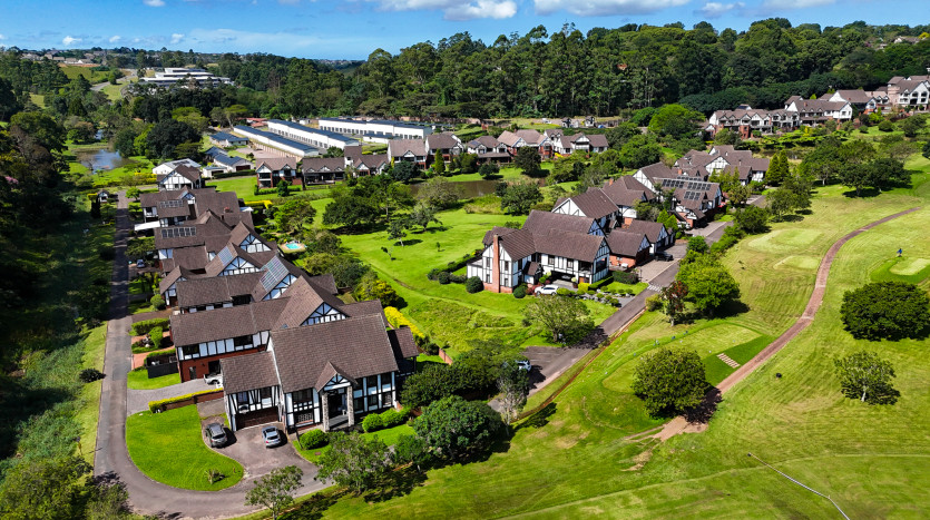 Elegant 4 Bedroom Home in Camelot Estate Property Images