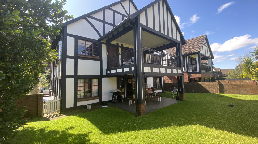 Elegant 4 Bedroom Home in Camelot Estate Property Images