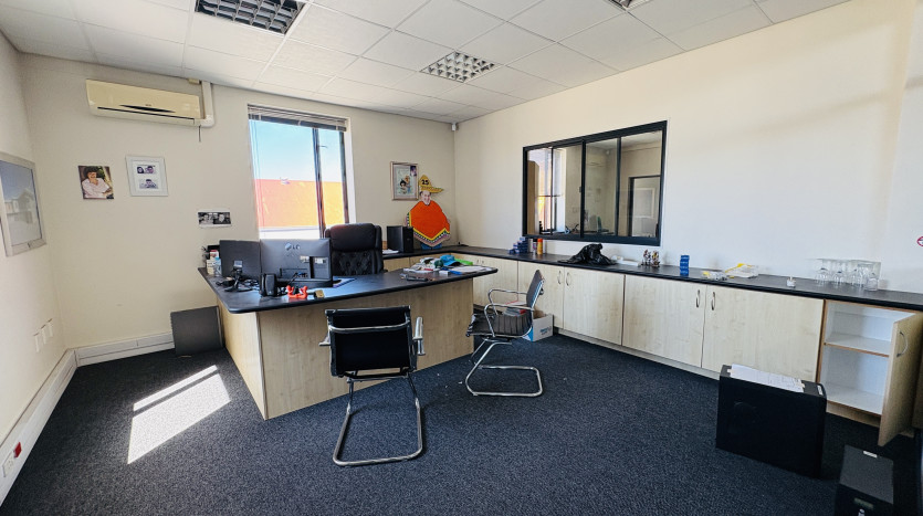 Prominent Retail Site – Newton Park Property Images