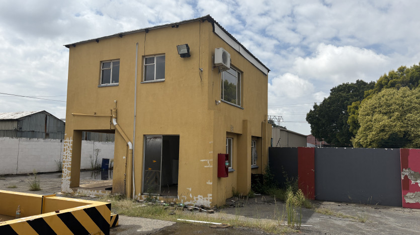 Large Industrial Yard with Warehouse and Workshop Property Images