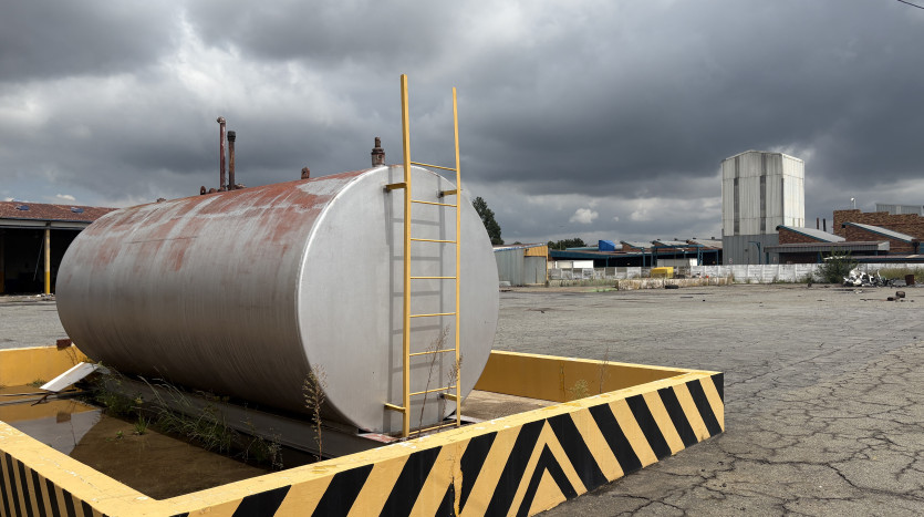 Large Industrial Yard with Warehouse and Workshop Property Images