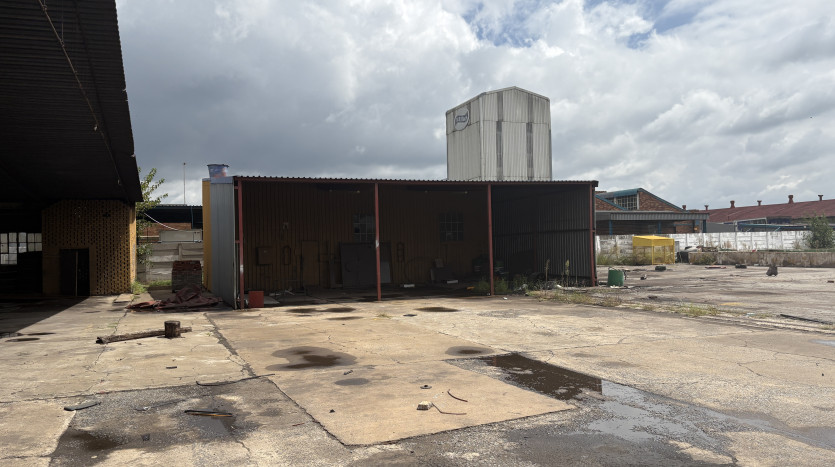 Large Industrial Yard with Warehouse and Workshop Property Images