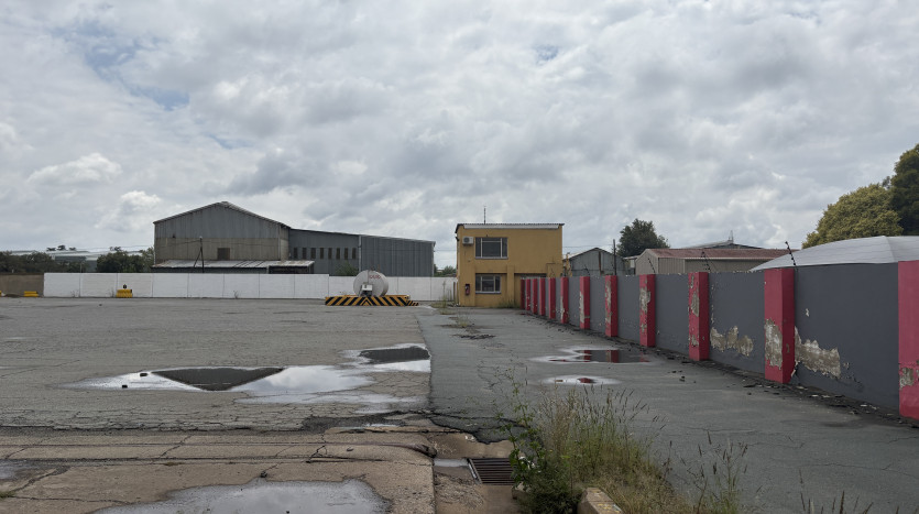 Large Industrial Yard with Warehouse and Workshop Property Images