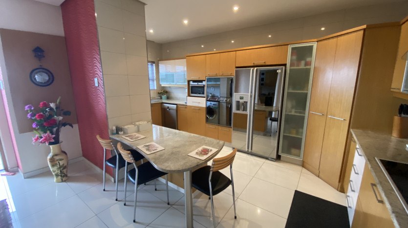 Large Exclusive Apartment with Indian Ocean Views Property Images