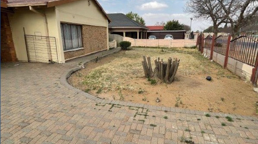 INSOLVENT ESTATE: 3 Bedroom Home in Welkom Property Images