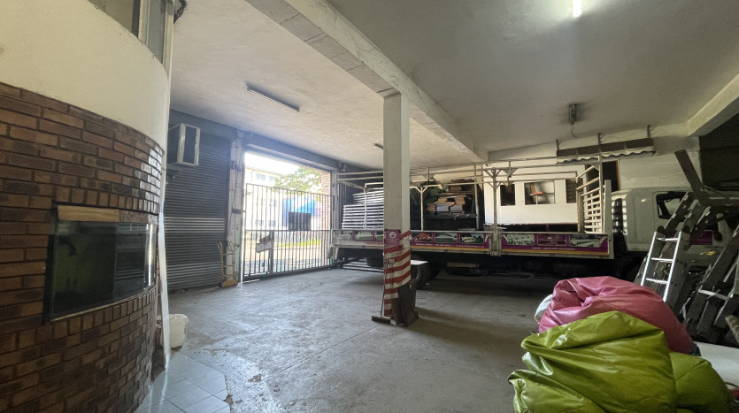 POWER OF ATTORNEY: Large Warehouse in Congella Property Images