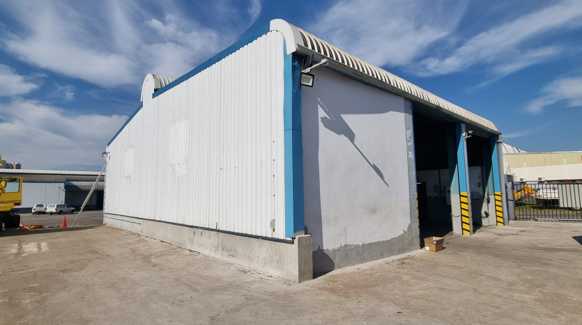 AAA-Grade Warehouse In Springfield Park Property Images
