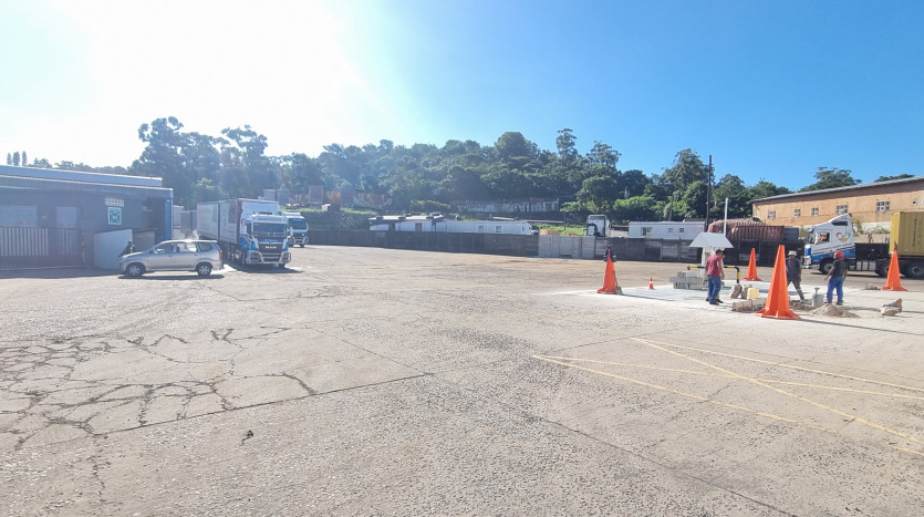 Warehouse In Thriving Springfield Park Property Images