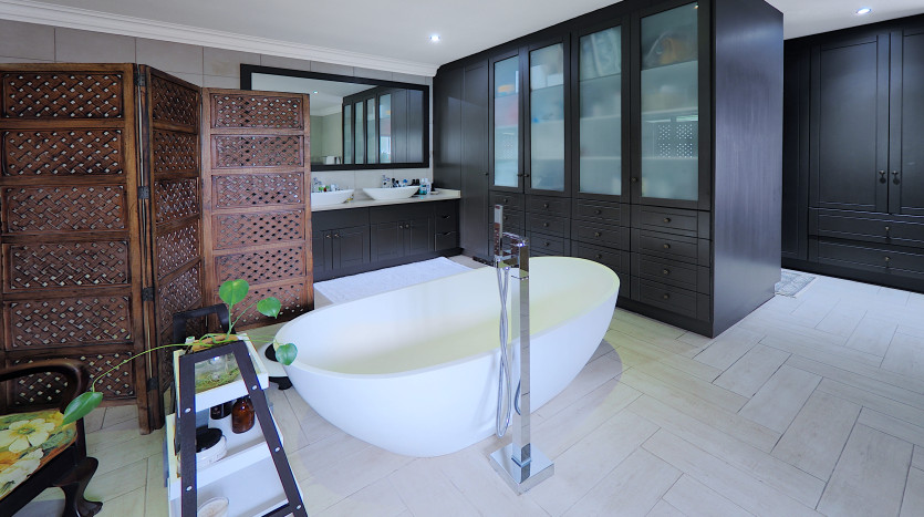 Spacious 5 Bedroom Home Just Steps from Indian Ocean. Property Images