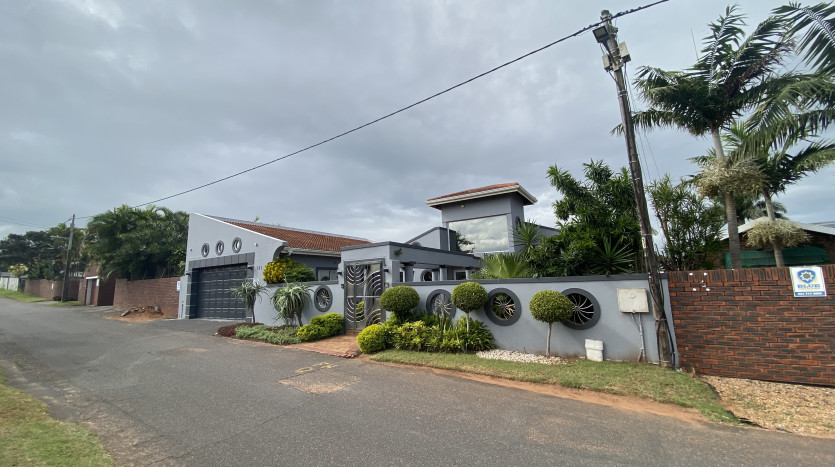 7 Bedroom Townhouse in Bluff Property Images