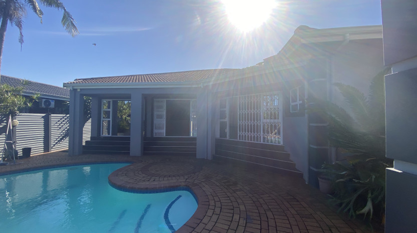 Massive 7 Bedroom House in Bluff Property Images