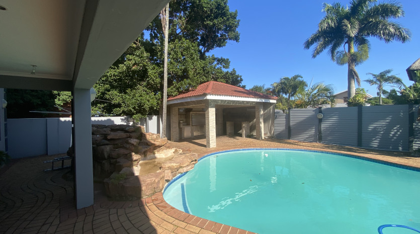 Massive 7 Bedroom House in Bluff Property Images