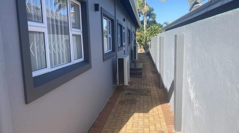 Massive 7 Bedroom House in Bluff Property Images
