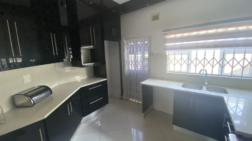 Massive 7 Bedroom House in Bluff Property Images