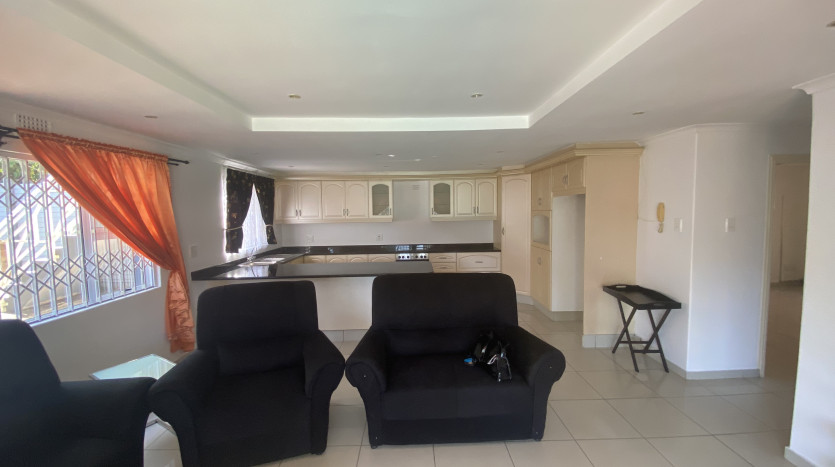 Massive 7 Bedroom House in Bluff Property Images