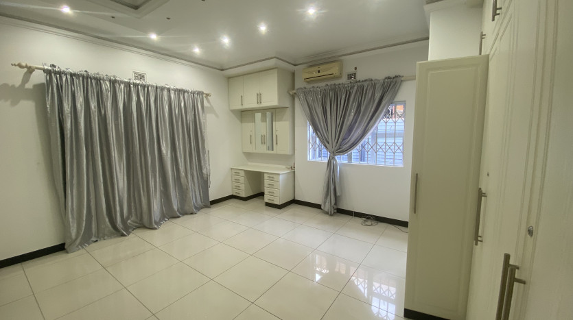 Massive 7 Bedroom House in Bluff Property Images