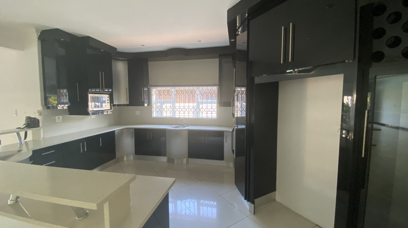 Massive 7 Bedroom House in Bluff Property Images