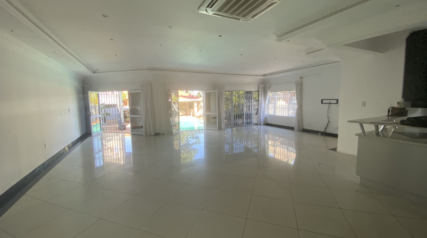 Massive 7 Bedroom House in Bluff Property Images