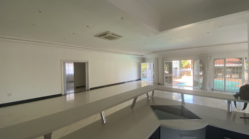 Massive 7 Bedroom House in Bluff Property Images
