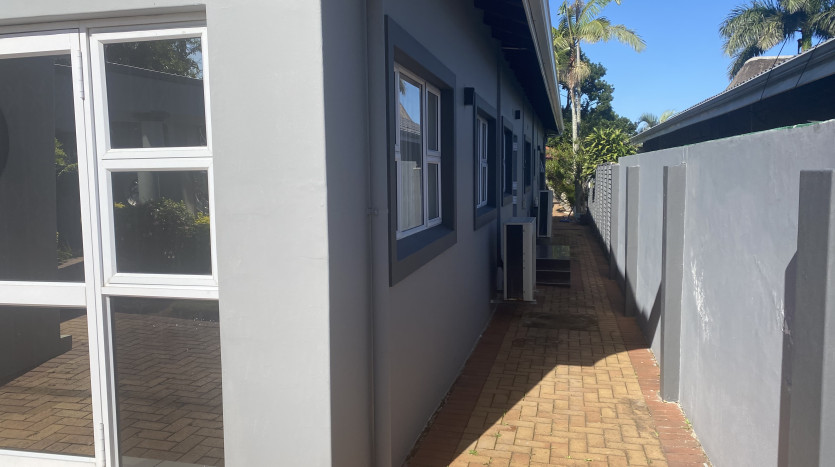 Massive 7 Bedroom House in Bluff Property Images