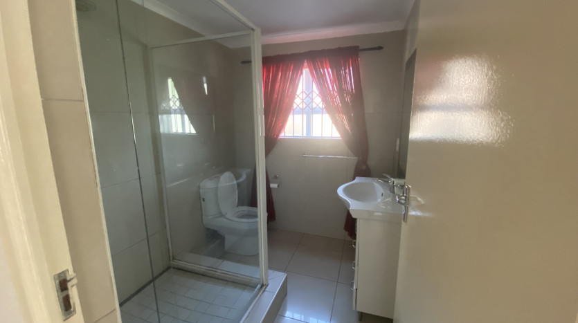Massive 7 Bedroom House in Bluff Property Images