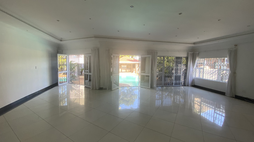 Massive 7 Bedroom House in Bluff Property Images