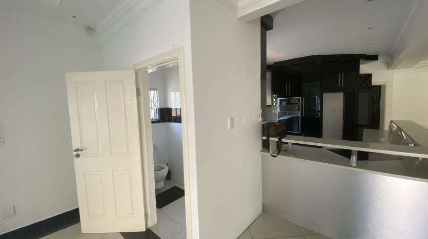 Massive 7 Bedroom House in Bluff Property Images