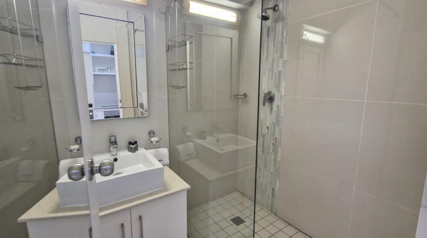 Resort-Style Living on Umhlanga Beachfront Property Images