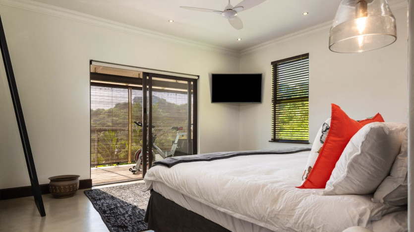 Elegant Coastal Estate Home with Scenic Views Property Images