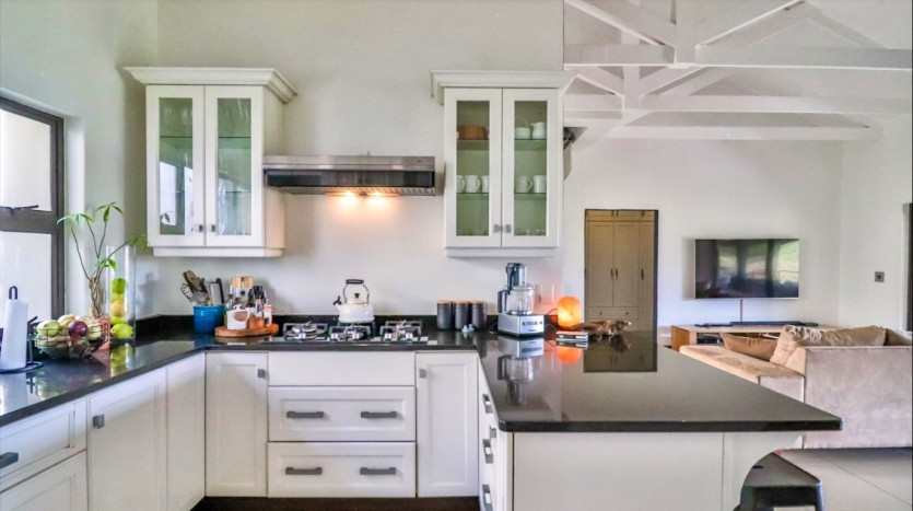 Elegant Coastal Estate Home with Scenic Views Property Images