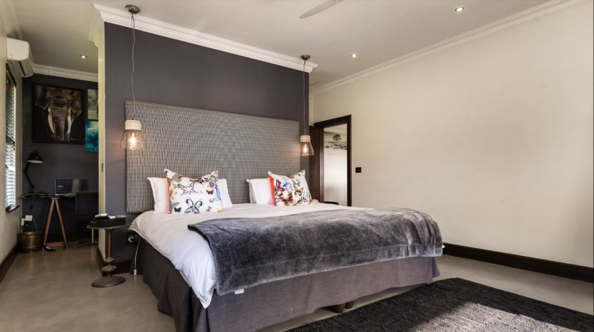 Elegant Coastal Estate Home with Scenic Views Property Images