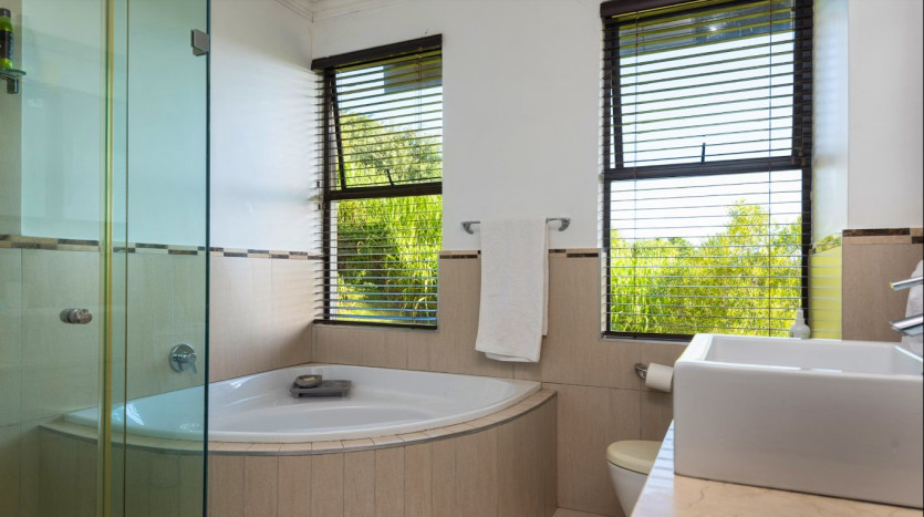 Elegant Coastal Estate Home with Scenic Views Property Images