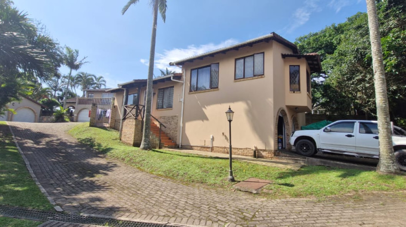 Pet-Friendly 4 Bed Family Home in Amanzimtoti Property Images