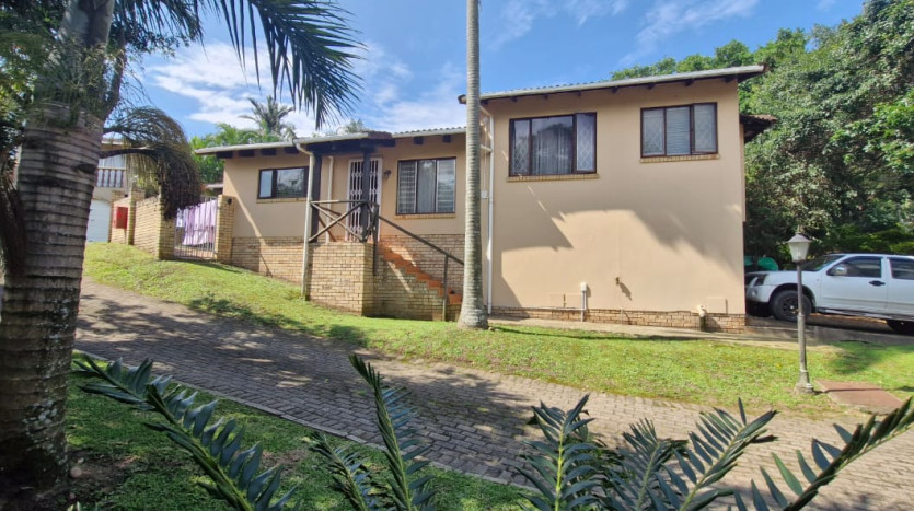 Pet-Friendly 4 Bed Family Home in Amanzimtoti Property Images