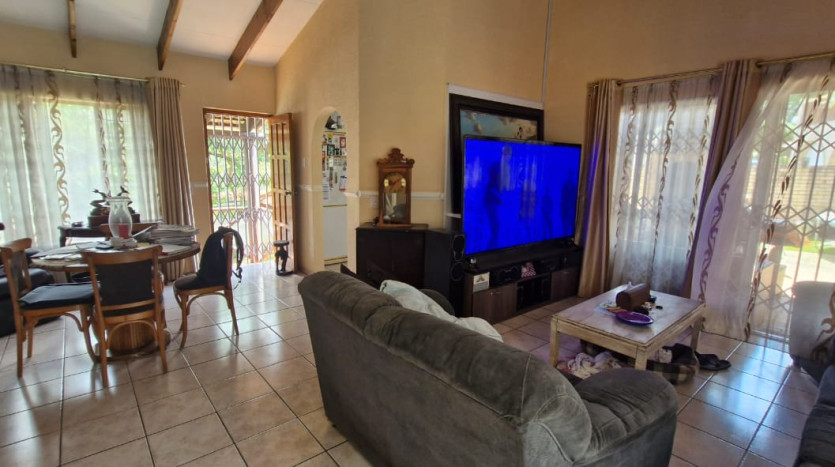 Pet-Friendly 4 Bed Family Home in Amanzimtoti Property Images