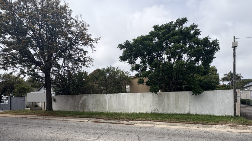 DECEASED ESTATE: High-Exposure Property with Redevelopment Potential Property Images