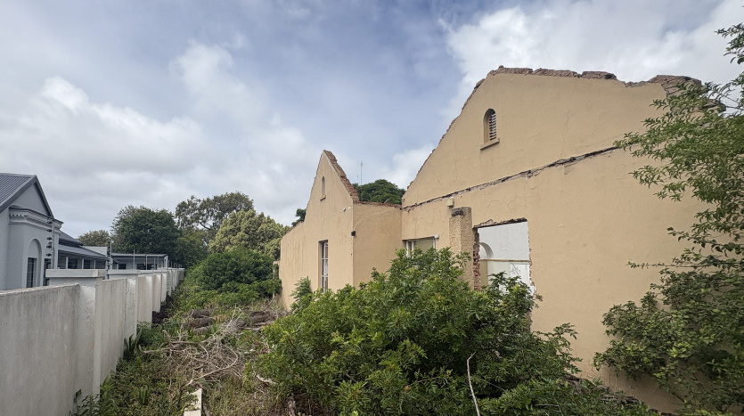 DECEASED ESTATE: High-Exposure Property with Redevelopment Potential Property Images