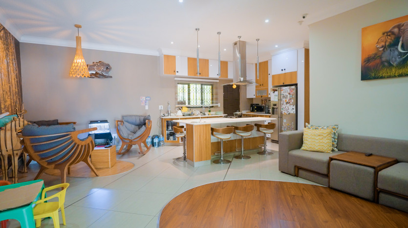 13 Room Self Catering Hospitality Property in Glenashley Property Images