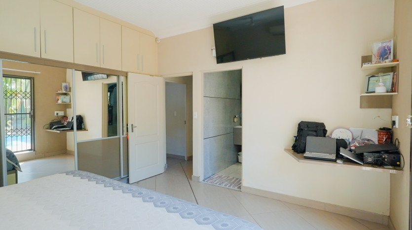 13 Room Self Catering Hospitality Property in Glenashley Property Images