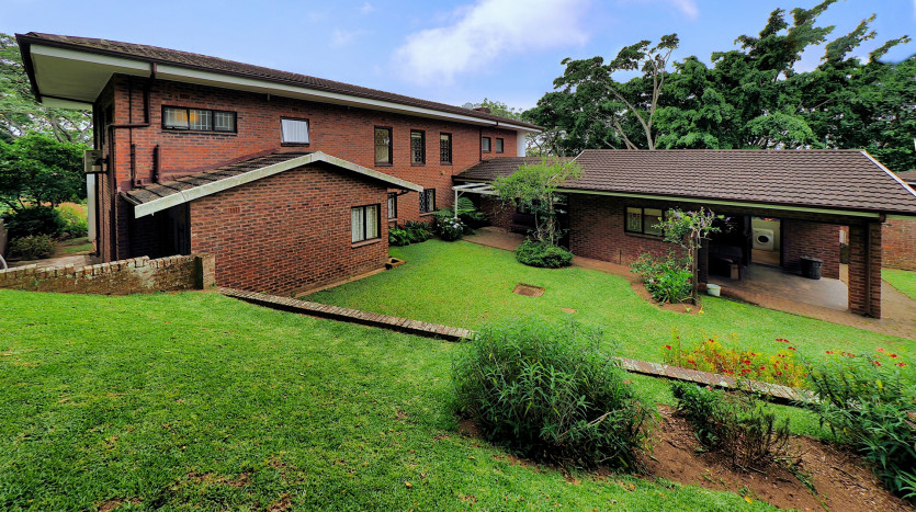 DECEASED ESTATE: Tranquil Family Living in Kloof Property Images