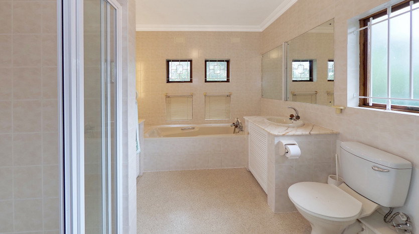 DECEASED ESTATE: Tranquil Family Living in Kloof Property Images