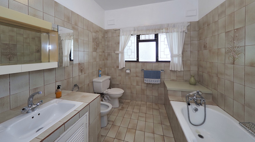 DECEASED ESTATE: Tranquil Family Living in Kloof Property Images