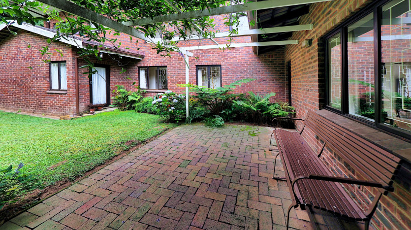 DECEASED ESTATE: Tranquil Family Living in Kloof Property Images