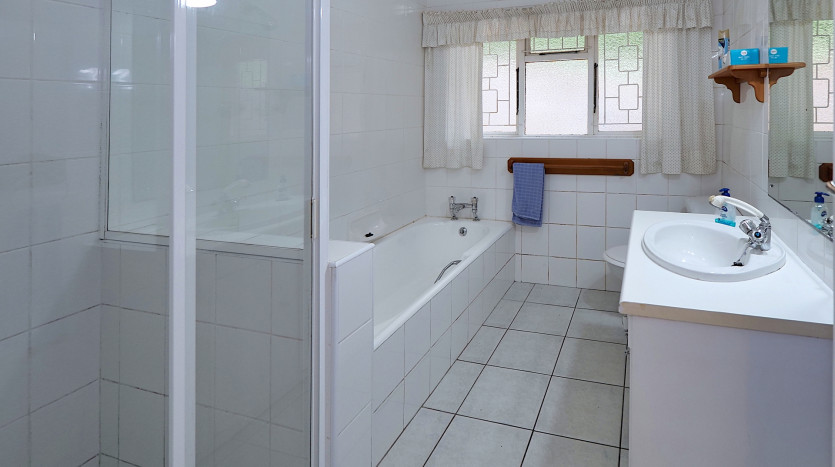 DECEASED ESTATE: Tranquil Family Living in Kloof Property Images