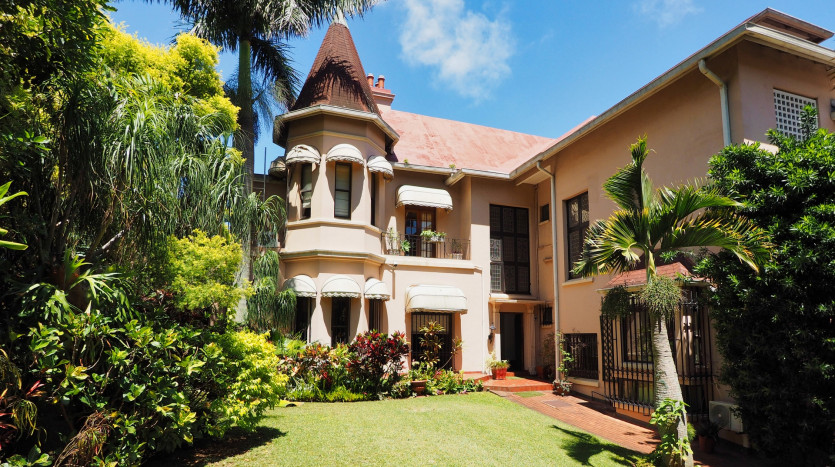 Grand-Scale Family Living in a Secure, Musgrave Complex Property Images